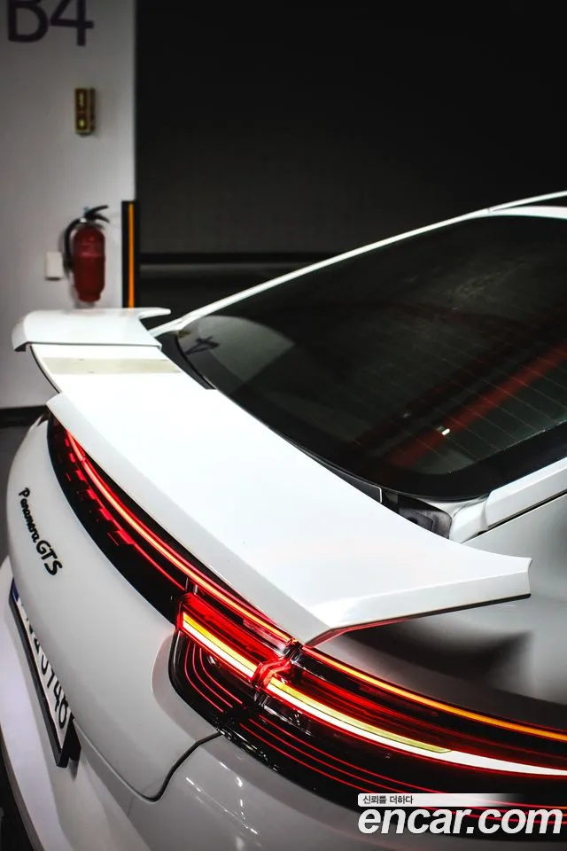 Porsche Panamera 2019 thumb 5