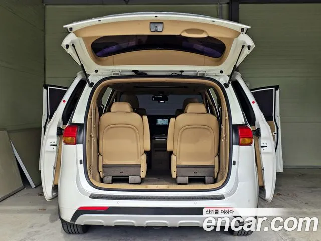 Kia Carnival 2017 thumb 11