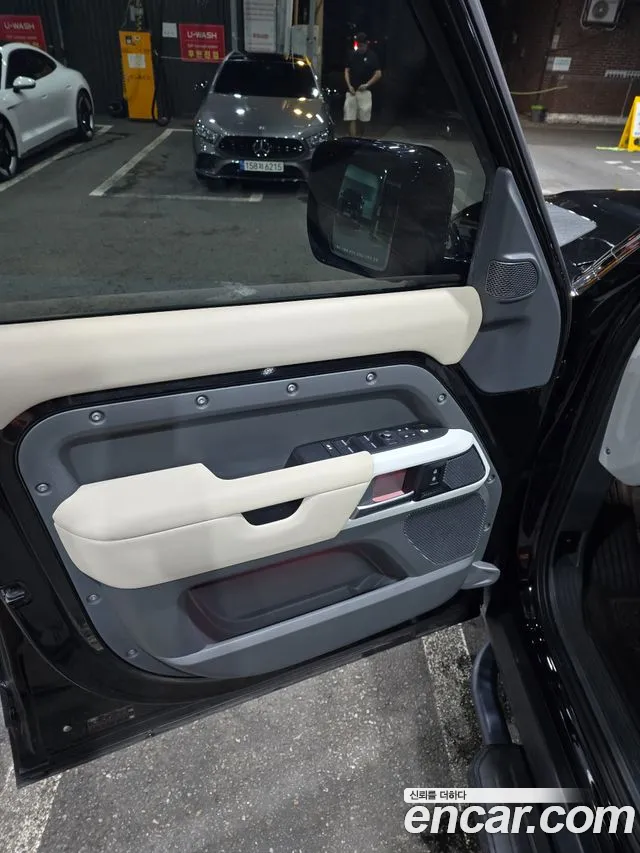 Land Rover Defender 2020 thumb 11