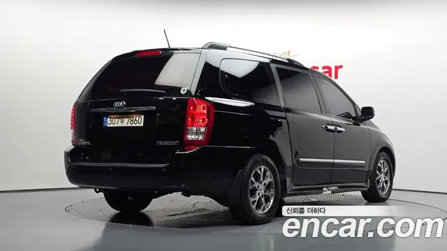 Kia Carnival 2013 thumb 2