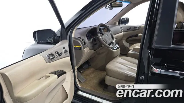 Kia Carnival 2013 thumb 10