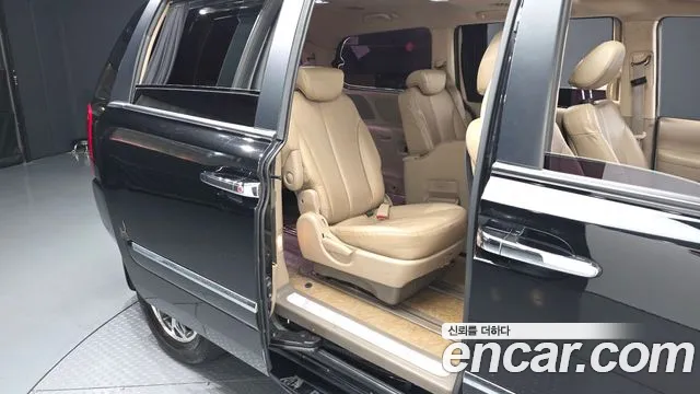 Kia Carnival 2013 thumb 12