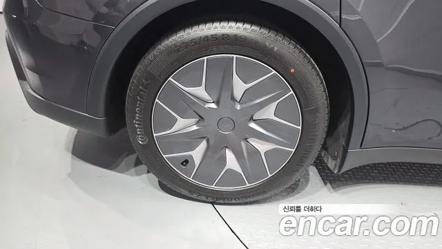 Tesla Model Y 2026 thumb 4