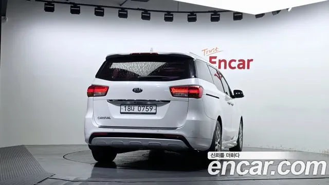 Kia Carnival 2015 thumb 4