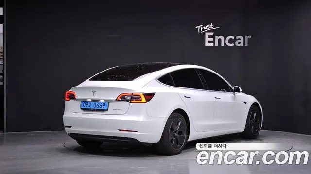 Tesla Model 3 2020 thumb 2