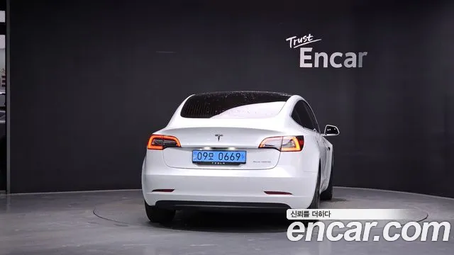 Tesla Model 3 2020 thumb 4
