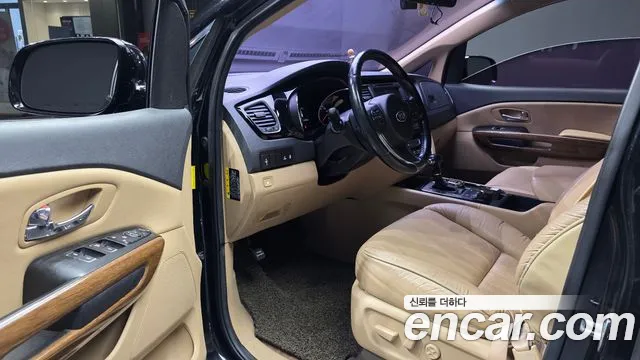 Kia Carnival 2015 thumb 10