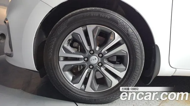 Kia Carnival 2018 thumb 5