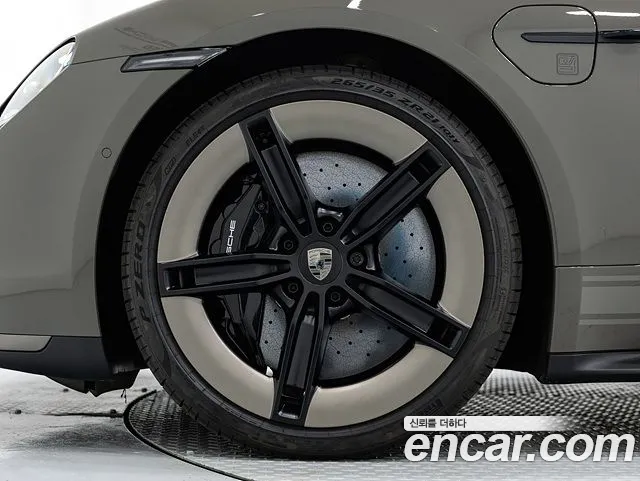 Porsche Taycan 2025 thumb 5