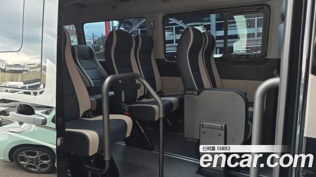 Hyundai Staria 2024 thumb 11