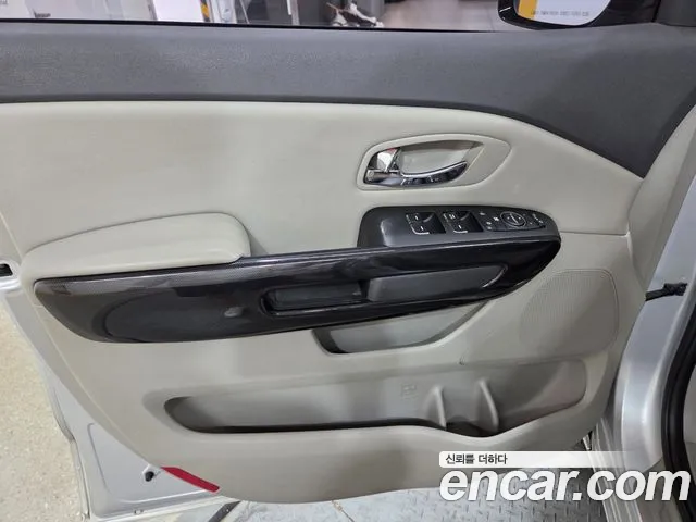 Kia Carnival 2016 thumb 10