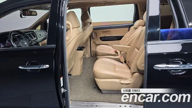 Kia Carnival 2017 thumb 10