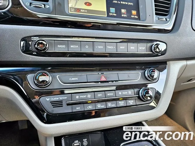 Kia Carnival 2017 thumb 10