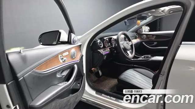 Mercedes-Benz E-Класс 2017 thumb 10
