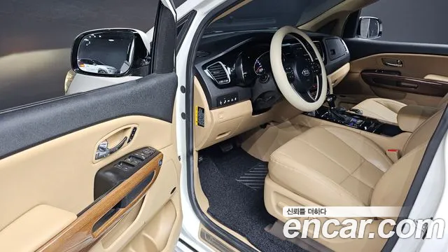 Kia Carnival 2016 thumb 10