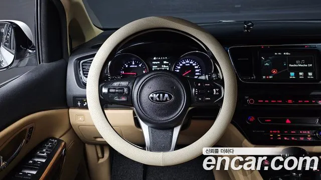 Kia Carnival 2016 thumb 12