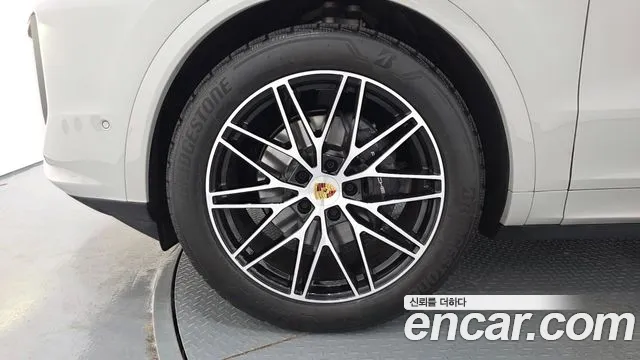 Porsche Cayenne 2024 thumb 4