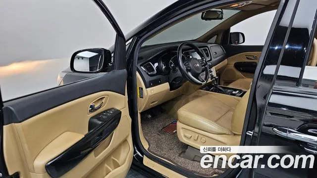 Kia Carnival 2016 thumb 10
