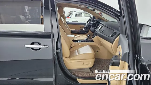 Kia Carnival 2016 thumb 11