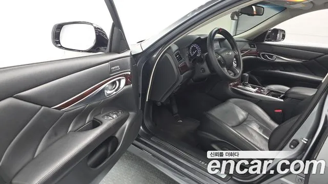 Infiniti Q70 2017 thumb 10