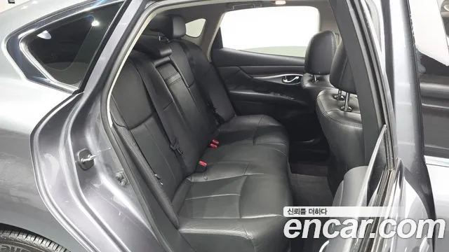 Infiniti Q70 2017 thumb 11