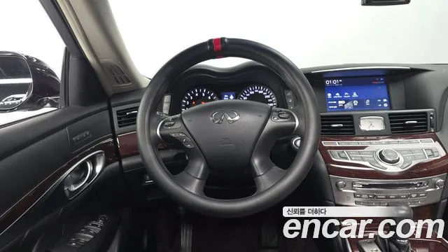Infiniti Q70 2017 thumb 12