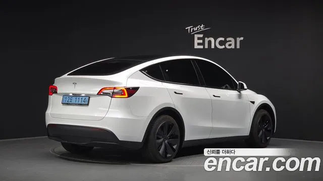 Tesla Model Y 2023 thumb 2