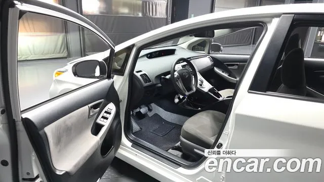 Toyota Prius 2015 thumb 10