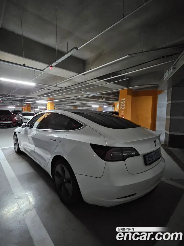 Tesla Model 3 2020 thumb 2