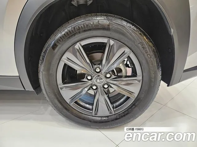 Lexus UX 2025 thumb 5