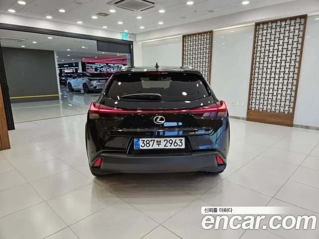 Lexus UX 2026 thumb 4