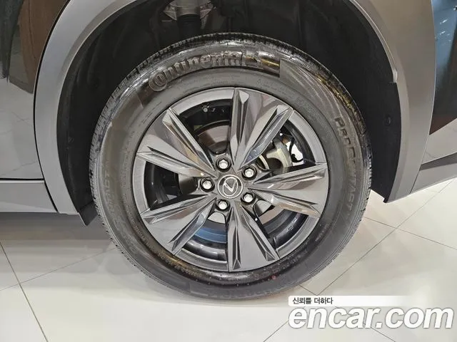 Lexus UX 2026 thumb 7