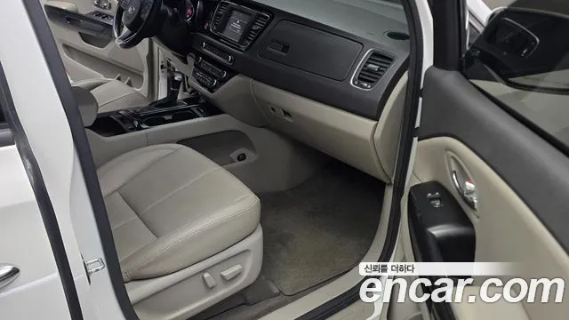 Kia Carnival 2017 thumb 9
