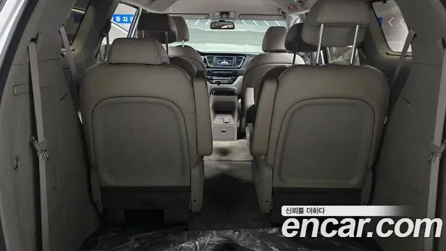 Kia Carnival 2017 thumb 10