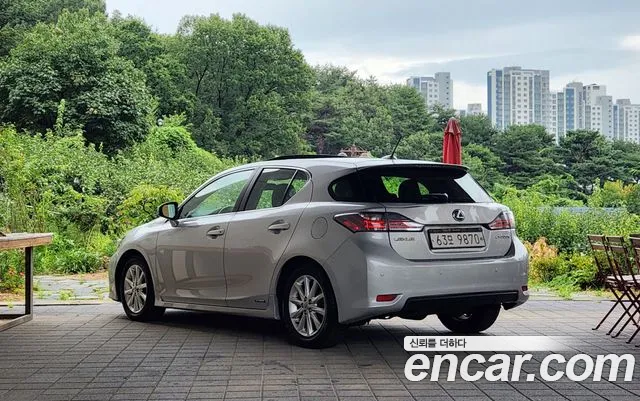 Lexus CT200h 2011 thumb 2