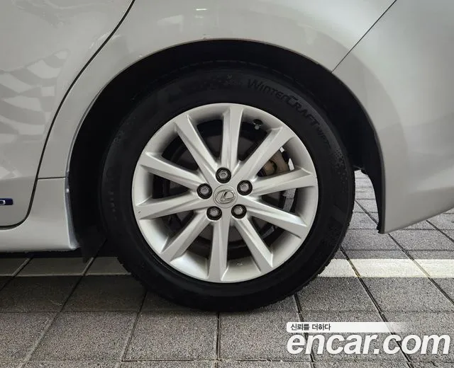 Lexus CT200h 2011 thumb 5
