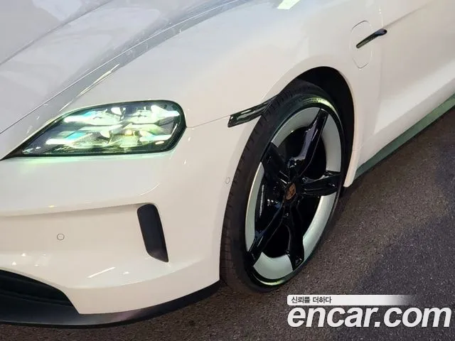 Porsche Taycan 2025 thumb 2