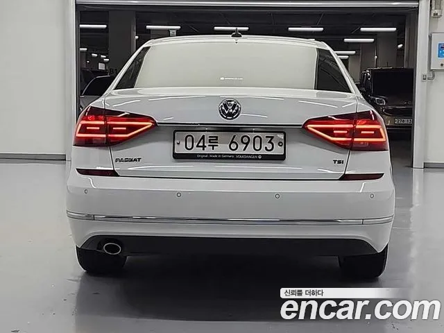 Volkswagen Passat (North America and China) 2018 thumb 3