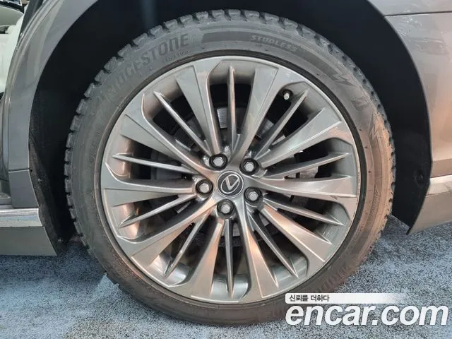 Lexus LS 2020 thumb 12