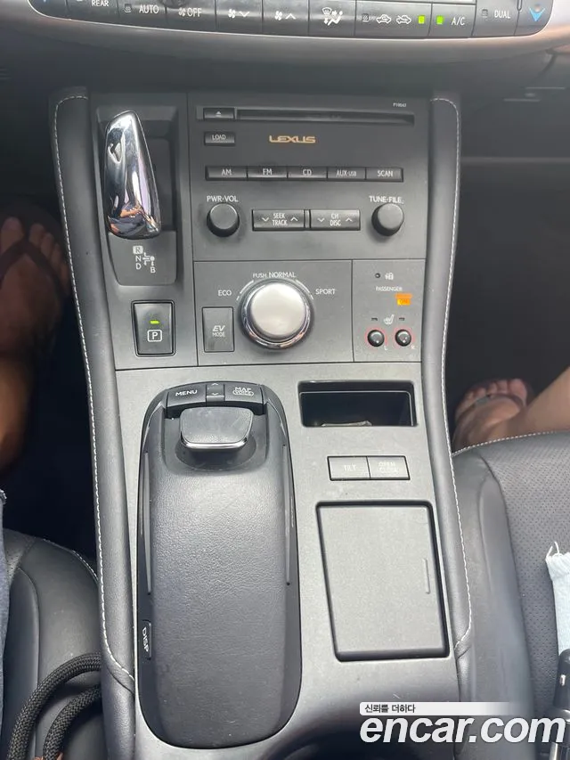 Lexus CT200h 2011 thumb 9