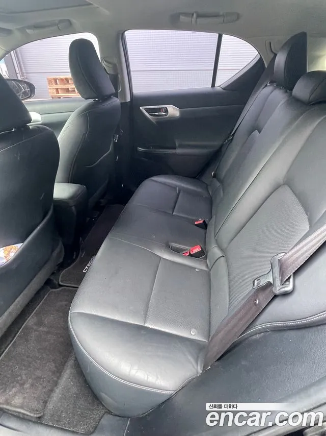 Lexus CT200h 2011 thumb 12
