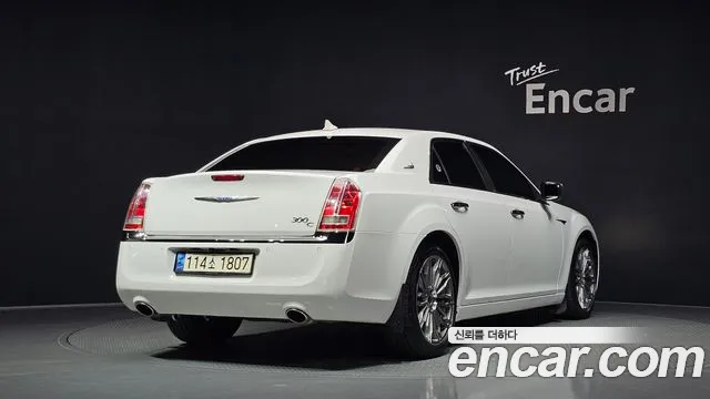 Chrysler 300C 2013 thumb 2
