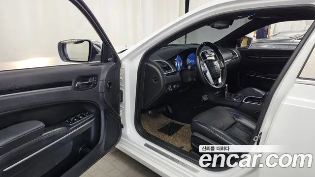 Chrysler 300C 2013 thumb 10
