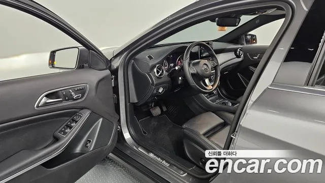 Mercedes-Benz GLA 2018 thumb 9