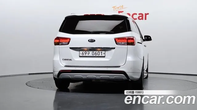 Kia Carnival 2016 thumb 4