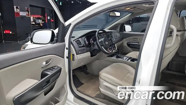 Kia Carnival 2016 thumb 10
