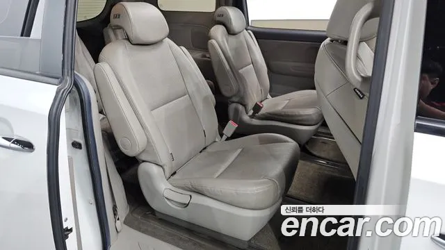 Kia Carnival 2016 thumb 11