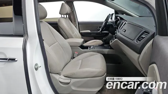 Kia Carnival 2016 thumb 12