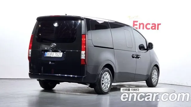 Hyundai Staria 2023 thumb 2