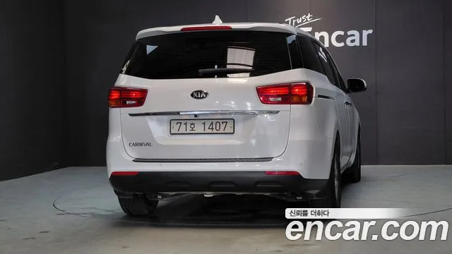 Kia Carnival 2020 thumb 4